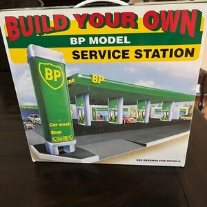 bp Model Service Station Box - Green, Yellow, Red